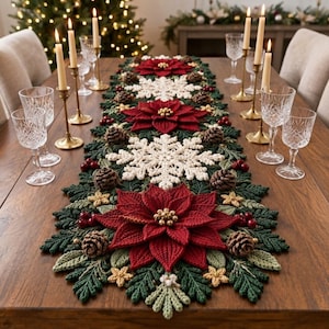 Pode incluir: Um caminho de mesa de crochê longo e retangular com um padrão repetitivo de grandes flores de poinsétia vermelhas, flocos de neve brancos, agulhas de pinheiro verdes, pinhas castanhas e pequenas estrelas douradas sobre uma mesa de madeira.