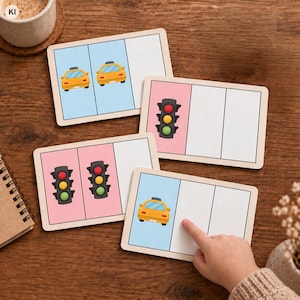 Può includere: Quattro carte educative rettangolari con angoli arrotondati che presentano illustrazioni di taxi gialli e semafori. Le carte sono divise in tre sezioni verticali, con alcune sezioni contenenti grafiche colorate e altre lasciate vuote.