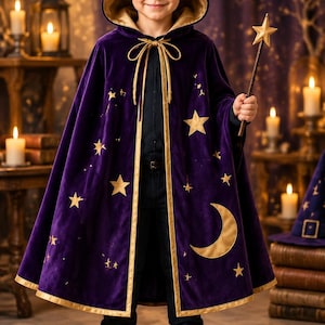 Puede incluir: Una capa con capucha de terciopelo morado con ribetes dorados, aplicaciones de estrellas doradas y una gran luna creciente dorada. La capa incluye un cierre de lazo dorado en el cuello y se combina con una varita de madera con una estrella.