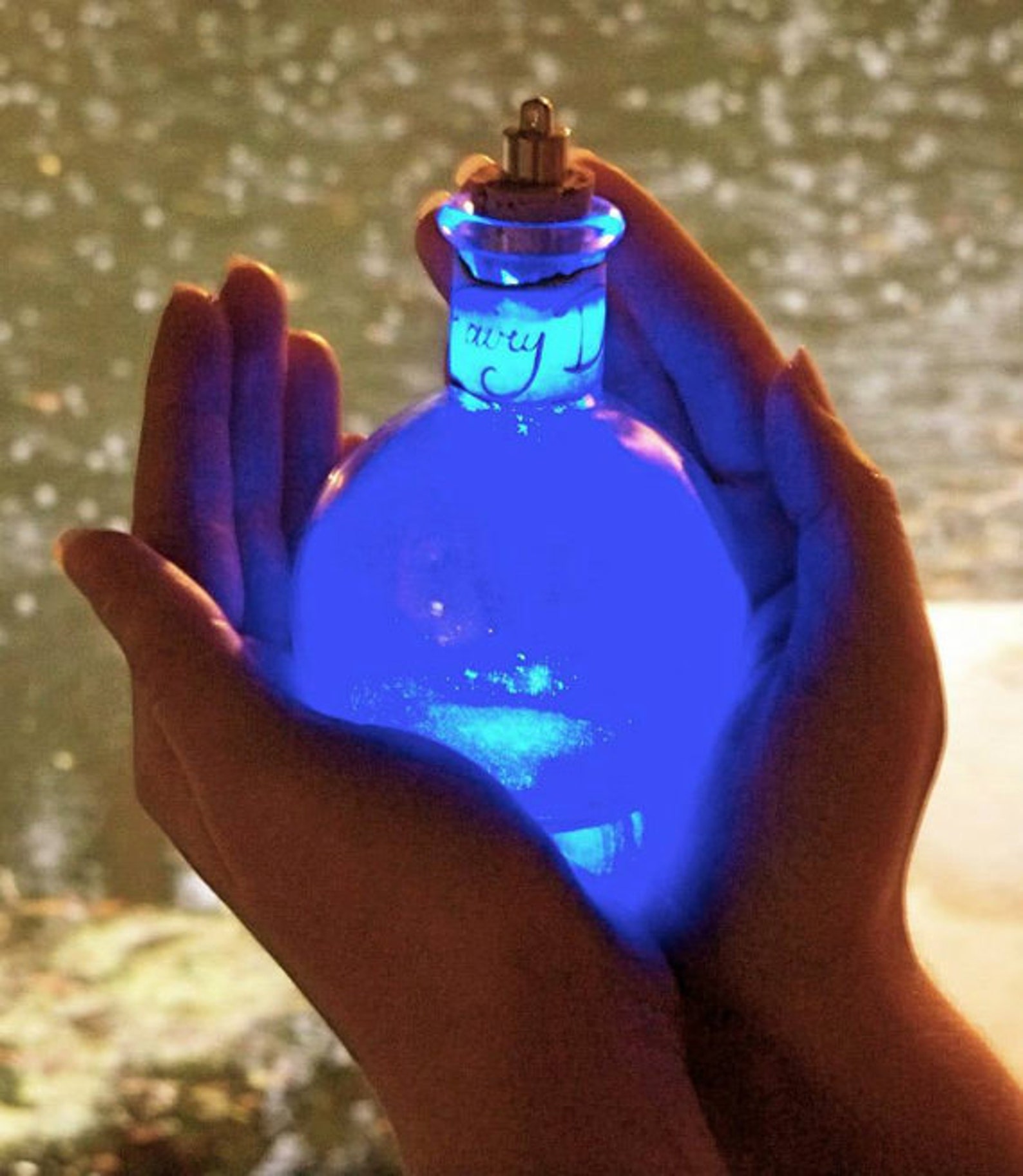 Дух из волшебной лампы. Магическое зелье. Магические бутылочки. Магический флакон. Живая вода флакон.