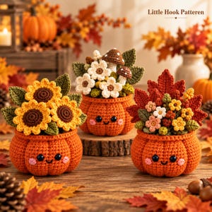 Puede incluir: Tres macetas de ganchillo con forma de calabaza y caras sonrientes, cada una con arreglos distintos: girasoles, flores blancas con setas, y hojas de otoño con flores pequeñas. El texto dice Little Hook Patteren.