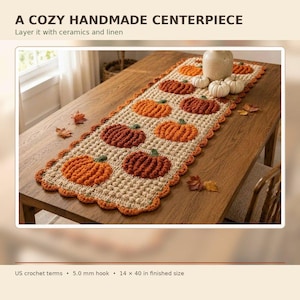 Pode incluir: Um caminho de mesa retangular de crochê em cor bege com um padrão repetitivo de abóboras laranjas e laranjas escuras com caules verdes. O caminho tem uma borda festonada e mede 35,56 por 101,6 cm, feito com uma agulha de 5,0 mm.