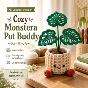 Peut inclure: Un modèle de crochet intitulé Cozy Monstera Pot Buddy représentant une plante monstera verte de 22,86 cm de haut dans un pot crème avec un visage souriant et deux petits pieds marron. Le texte indique Intermediate, step-by-step instructions et US terminology.