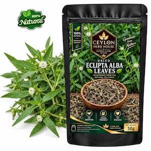Puede incluir: Una bolsa negra de hojas secas de Eclipta Alba de Ceylon Herb House con un peso neto de 50g. El empaque presenta imágenes botánicas verdes, un tazón de madera con hierbas secas y texto que incluye 100% Natural, Premium Quality y Vegan Friendly.