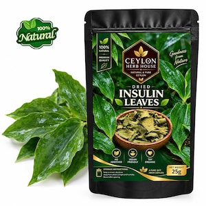 Puede incluir: Una bolsa negra vertical de hojas de insulina secas Ceylon Herb House con un peso neto de 25g. El envase presenta imágenes de hojas verdes, un cuenco de madera con hojas secas y texto que incluye 100% Natural y Calidad Premium.
