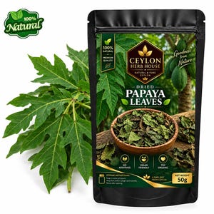 Könnte beinhalten: Ein schwarzer Beutel mit getrockneten Papayablättern von Ceylon Herb House mit einem Nettogewicht von 50g. Die Verpackung zeigt eine Schale mit getrockneten grünen Blättern, ein frisches Papayablatt und Text wie 100% Natural, No Additives, Vegan Friendly und Try Organic.