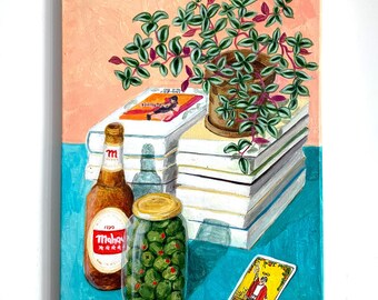 Pintura original en acrílico sobre lienzo con Tarot El Mago, botellín Mahou, aceitunas y amor de hombre