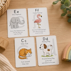 Könnte beinhalten: Vier rechteckige Lernkarten mit den Buchstaben Ee, Ff, Cc und Dd. Jede Karte zeigt ein gezeichnetes Tier, darunter Ellie Elefant, Freddie Flamingo, Cleo Katze und Danny Hund, zusammen mit beschreibendem Text zum Schreiben der Buchstaben.