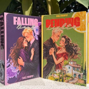 Puede incluir: Dos libros de tapa dura titulados Falling Dark y Bending Lights de ScullyMurphy. El primer libro presenta una portada morada con una pareja abrazándose entre flores. El segundo tiene una portada verde con una pareja bailando cerca de una villa.