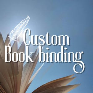 Pode incluir: Um livro aberto com páginas leque sobre um fundo de céu azul claro. Um desenho de linha branca de uma pena de escrita está posicionado acima do texto Custom Book binding, escrito em uma fonte branca, negrito e com serifa no centro.