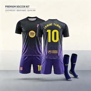 Può includere: Un completo da calcio con maglia a gradiente nero e viola con il testo PREMIUM SOCCER KIT, LIGHTWEIGHT, BREATHABLE, QUICK DRY, un logo Spotify, il nome LAMINE YAMAL con il numero 10, pantaloncini abbinati e calzettoni blu.