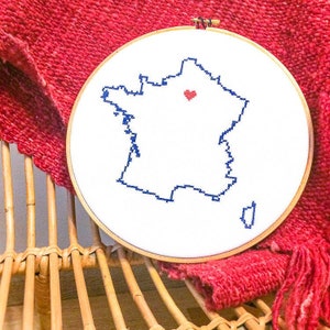 Frankreich Karte Kreuzstichmuster. Tour de France Stickmuster Hervorhebung Paris. Moderne Geschenkideen. Sticken Sie eine Karte.