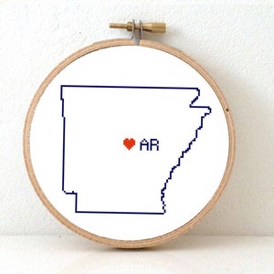 Motif de point de croix carte ARKANSAS. Motif de broderie de l'état de l'Arkansas. Motif d'ornement de l'Arkansas avec Little Rock. Décor AR.