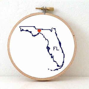 Florida kaart borduurpatroon. Florida staat borduurpatroon met hart voor Tallahassee. USA decoratie. Bruiloft kado