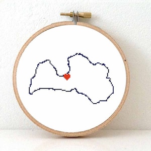 LETTLAND Karte Kreuzstichmuster. Einfache Stickvorlage zu einem Lettland Karte Poster mit Herz für Riga machen. Reise-Mottoparty