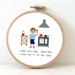 Pode incluir: Arte de bordado em aro com uma ilustração pixelada de uma pessoa cozinhando com vinho. O texto diz "Eu cozinho com vinho, às vezes até adiciono na comida."