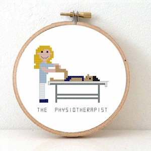 以下が含まれることがあります： 理学療法士が患者を治療している様子を描いたクロスステッチのパターンです。画像の下には「THE PHYSIOTHERAPIST」というテキストがあります。