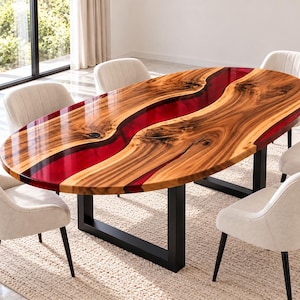 Puede incluir: Una mesa de comedor ovalada que presenta una losa de madera natural con un borde vivo prominente y un acabado brillante. Un río de resina roja vibrante y translúcida recorre el centro de la madera. La mesa se apoya en una base de metal negro.