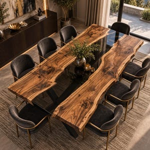 Op de afbeelding: Een rechthoekige eettafel met twee natuurlijke houten bladen met een boomstamrand en donkerbruine nerf, gescheiden door een centraal zwart glazen inzetstuk. De tafel rust op een zwart metalen frame en is omringd door acht donkergrijze gestoffeerde stoelen.