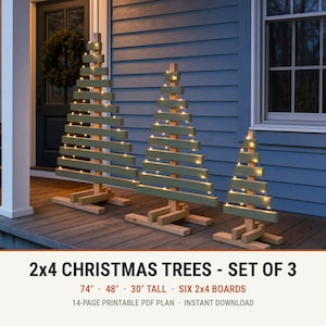 Könnte beinhalten: Ein Set aus drei hölzernen Weihnachtsbäumen in verschiedenen Höhen, gefertigt aus 2x4-Brettern. Die Bäume sind in einem gedeckten Grün gestrichen und haben horizontale Lamellen mit integrierten Lichterketten. Der Text lautet 2x4 CHRISTMAS TREES - SET OF 3, 74, 48, 30 TALL, SIX 2x4 BOARDS, 14-PAGE PRINTABLE PDF PLAN, INSTANT DOWNLOAD.