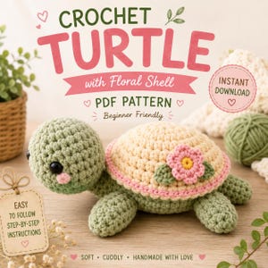 Könnte beinhalten: Eine Häkelschildkröte mit hellgrünem Kopf, rosa Wangen und einem cremefarbenen Panzer, der mit einer rosa Blume und grünen Blättern verziert ist. Der Text lautet CROCHET TURTLE with Floral Shell PDF PATTERN, Beginner Friendly und INSTANT DOWNLOAD.