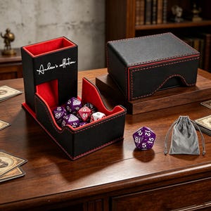 Peut inclure: Un ensemble de tour à dés et boîte de rangement en cuir noir avec doublure intérieure et coutures rouges. La tour porte le texte blanc Andrew's collection. Inclut un dé à vingt faces violet et une petite pochette grise à cordon.