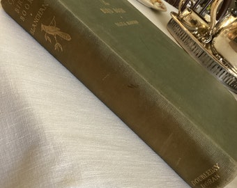 以下が含まれることがあります： ブランチャン著「The Bird Book」という緑色のハードカバーの本。表紙には金の鳥のイラストが描かれており、背表紙には「Doubleday, Doran」の文字が書かれている。