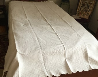 Beautiful Vintage White Cotton/Linen Twin Bedspread/Coverlet Scalloped Edges