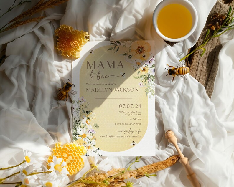 Op de afbeelding: Een gele en witte bloemachtige babyshower-uitnodiging met de tekst "Mama to be" en "Madelyn Jackson". De uitnodiging bevat ook de datum "07.07.24" en de tijd "13:00 uur".