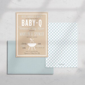 Puede incluir: Una invitaci&oacute;n de baby shower en papel marr&oacute;n con texto blanco. La invitaci&oacute;n dice "Beers, Burgers & Brats! Please join us for a Baby-Q Barbecue & Baby Shower Honoring Madelyn & Spencer and Baby Jackson. Saturday, September 4th, 4 PM, 1234 Main Blvd, City, State, Zip. RSVP to 000 000 0000. Registered at Pottery Barn Kids."