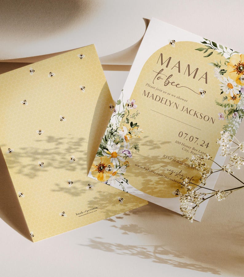Op de afbeelding: Een gele en witte babyshower-uitnodiging met een bloemenontwerp en de tekst "Mama to bee" en "Madelyn Jackson". De uitnodiging bevat ook de datum "07.07.24" en het adres "100 Honey Bee Lane, City, State".