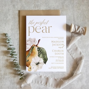 Puede incluir: Invitación a una despedida de soltera con una ilustración de acuarela de una pera y flores. El texto dice "the perfect pear" e incluye los nombres "Madelyn Jackson y Charlie South".