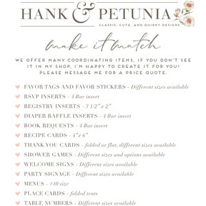 Puede incluir: Un dise&ntilde;o floral rosa y blanco con el texto "HANK & PETUNIA" en marr&oacute;n. Debajo del texto est&aacute; "CLASSIC, CUTE, AND QUIRKY DESIGNS" en marr&oacute;n m&aacute;s peque&ntilde;o. El texto "make it match" est&aacute; escrito en cursiva marr&oacute;n. Debajo del texto hay una lista de art&iacute;culos que se ofrecen, incluyendo etiquetas de favor, insertos RSVP, insertos de registro, insertos de rifa de pa&ntilde;ales, solicitudes de libros, tarjetas de recetas, tarjetas de agradecimiento, juegos de ducha, letreros de bienvenida, se&ntilde;alizaci&oacute;n de fiestas, men&uacute;s, tarjetas de lugar y n&uacute;meros de mesa. El texto "Diferentes tama&ntilde;os disponibles" se repite en toda la lista.
