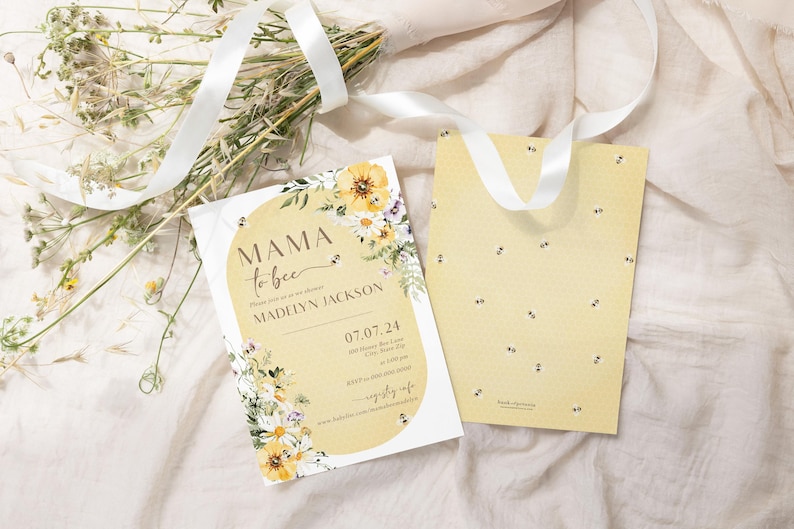Op de afbeelding: Een gele en witte bloemige babyshower-uitnodiging met de tekst "Mama to Bee" en de naam "Madelyn Jackson". De uitnodiging heeft een bijenpatroon en een datum van 07.07.24.