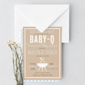Puede incluir: Una invitaci&oacute;n de baby shower marr&oacute;n y azul con un borde blanco. La invitaci&oacute;n dice "BEERS, BURGERS & BRATS! PLEASE JOIN US FOR A BABY-Q barbecue & baby shower HONORING MADELYN & SPENCER AND BABY JACKSON Saturday SEPTEMBER 12th 4 PM 1234 BARBEQUE BLVD CITY, STATE ZIP RSVP TO 000.000.0000 Registered at Pottery Barn Kids"