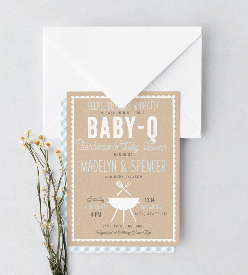 Puede incluir: Una invitaci&oacute;n de baby shower marr&oacute;n y azul con un borde blanco. La invitaci&oacute;n dice "BEERS, BURGERS & BRATS! PLEASE JOIN US FOR A BABY-Q barbecue & baby shower HONORING MADELYN & SPENCER AND BABY JACKSON Saturday SEPTEMBER 12th 4 PM 1234 BARBEQUE BLVD CITY, STATE ZIP RSVP TO 000.000.0000 Registered at Pottery Barn Kids"