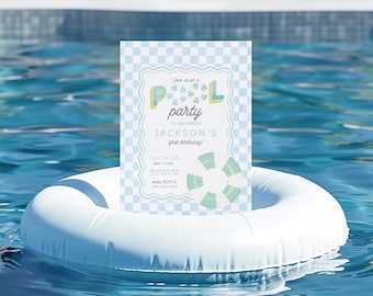 Może przedstawiać: Zaproszenie na przyjęcie przy basenie z jasnoniebieskim i białym wzorem w kratkę. Na zaproszeniu widnieje napis "Pool Party, aby uczcić pierwsze urodziny Jacksona!" i zawiera grafikę koła ratunkowego. Zaproszenie unosi się na białym nadmuchiwanym kole w basenie.