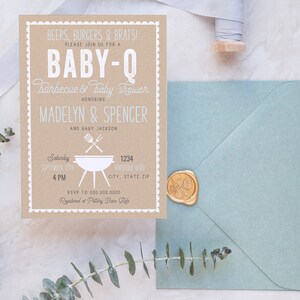Puede incluir: Una invitaci&oacute;n de baby shower en papel marr&oacute;n con un borde blanco y una silueta blanca de una parrilla. La invitaci&oacute;n dice "BEERS, BURGERS & BRATSI PLEASE JOIN US FOR A BABY-Q Barbecue & Baby Shower HONORING MADELYN & SPENCER AND BABY JACKSON Saturday SEPTEMBER 12TH 4 PM 1234 BARBEQUE BOYD CITY, STATE ZIP RSVP TO 000 000.0000 Registered at Pottery Barn Kids"
