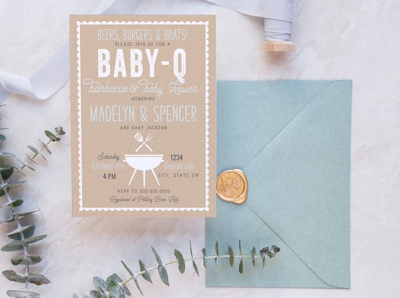 Puede incluir: Una invitaci&oacute;n de baby shower en papel marr&oacute;n con un borde blanco y una silueta blanca de una parrilla. La invitaci&oacute;n dice "BEERS, BURGERS & BRATSI PLEASE JOIN US FOR A BABY-Q Barbecue & Baby Shower HONORING MADELYN & SPENCER AND BABY JACKSON Saturday SEPTEMBER 12TH 4 PM 1234 BARBEQUE BOYD CITY, STATE ZIP RSVP TO 000 000.0000 Registered at Pottery Barn Kids"