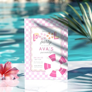 Könnte beinhalten: Eine rosa-weiße Poolparty-Einladung mit dem Text "Pool Party to Celebrate Ava's first birthday!". Die Einladung zeigt einen rosa karierten Hintergrund, einen dekorativen Rahmen und eine rosa Schwimmring-Grafik.