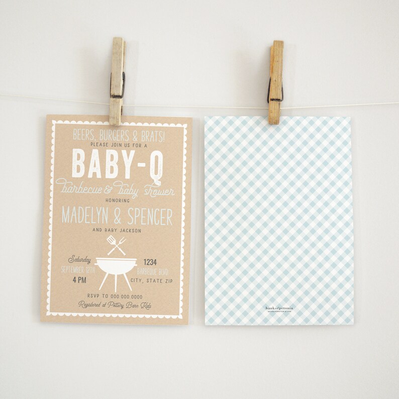 Puede incluir: Una invitaci&oacute;n marr&oacute;n con un borde blanco y un patr&oacute;n de cuadros azules en la parte posterior. La invitaci&oacute;n dice "BEERS, BURGERS & BRATS! PLEASE JOIN US FOR A BABY-Q Barbecue & Baby Shower HONORING MADELYN & SPENCER AND BABY JACKSON Saturday SEPTEMBER 12TH 4 PM 1234 BARBEQUE BLVD CITY, STATE ZIP RSVP TO 000 000.0000 Registered at Pottery Barn Kids"