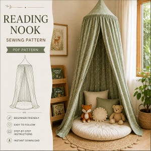 Puede incluir: Un patrón de costura PDF para rincón de lectura que presenta un dosel verde salvia con estampado floral blanco, un cojín de suelo redondo capitoné, un peluche de zorro, un oso de peluche, un cojín redondo texturizado y una estantería de madera.