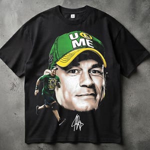 Puede incluir: Una camiseta negra de manga corta con un gran estampado gráfico de un hombre con una gorra de béisbol verde y amarilla con el texto U ME. Debajo de la gorra hay una imagen más pequeña de cuerpo entero de la misma persona corriendo y una firma.