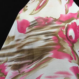 Chiffon con stampa rosa, tessuto chiffon multicolore, chiffon increspato, tessuto rosa bianco e marrone, tessuto per abiti,