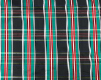 Peut inclure: Tissu noir avec un motif écossais vert, rouge et blanc.