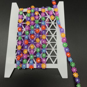 Ruban de fantaisie, Fleurs colorées, Ruban fleuri, Ruban pourpre, Fleurs dans une rangée, garniture multicolore