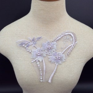 Embellissement de patch floral rose et violet