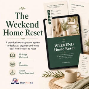 以下が含まれることがあります： 「The Weekend Home Reset」というタイトルのデジタルワークブック。95ページのガイドと26枚の印刷可能な整理用シートが含まれています。緑色の表紙が表示されたタブレット、チェックリスト、セラミック製のマグカップ、編み込みマットが写っています。