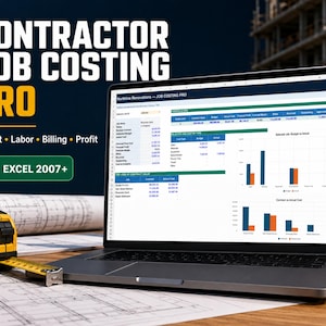 Può includere: Un computer portatile che mostra un foglio di calcolo Contractor Job Costing Pro con dati finanziari, tabelle e grafici. Accanto al portatile c'è un metro a nastro giallo e nero su progetti architettonici. Il testo recita Contractor Job Costing Pro.