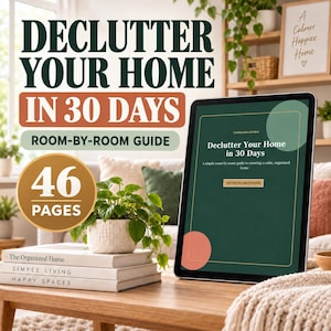 Könnte beinhalten: Ein digitales Tablet zeigt ein 46-seitiges, ausfüllbares E-Book mit dem Titel Declutter Your Home in 30 Days. Der Bildschirm hat einen dunkelgrünen Hintergrund mit einem dünnen goldenen Rand, einem korallenfarbenen und einem hellgrünen Kreis.